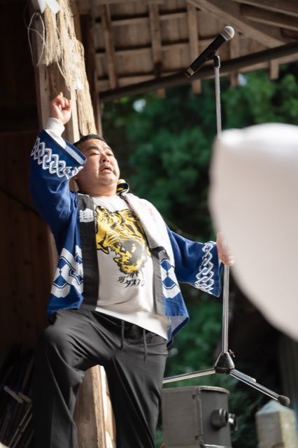 ステージで手を挙げるパフォーマー